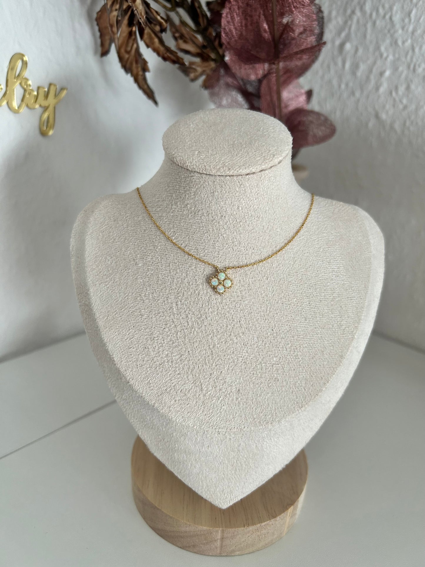 Clover Opal Kette